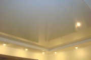 глянцевый натяжной потолок в коробе из гипрока